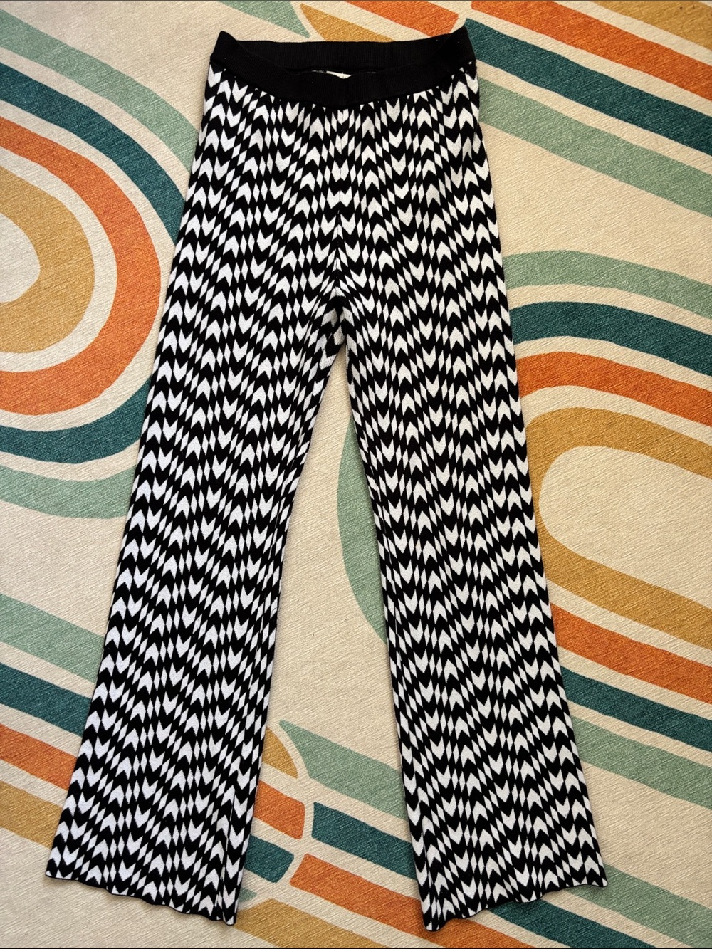 Black & White Chevron Wide-Leg Leggings